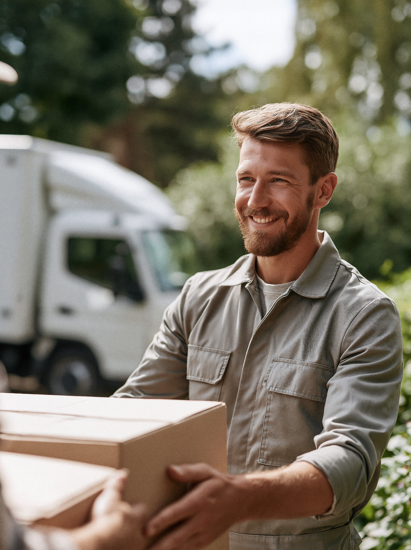 Beladener Umzugstransporter mit Kartons und verpacktem Sessel